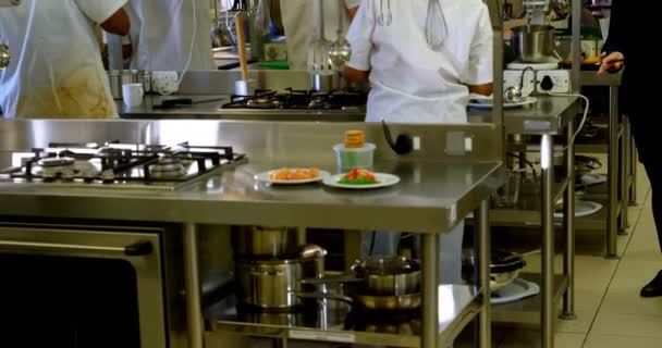 Женщина Менеджер Ходит Кухне — стоковое видео