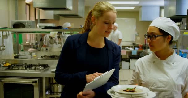 Vrouwelijke Manager Vrouwelijke Chef Koks Interactie Met Elkaar Keuken — Stockvideo