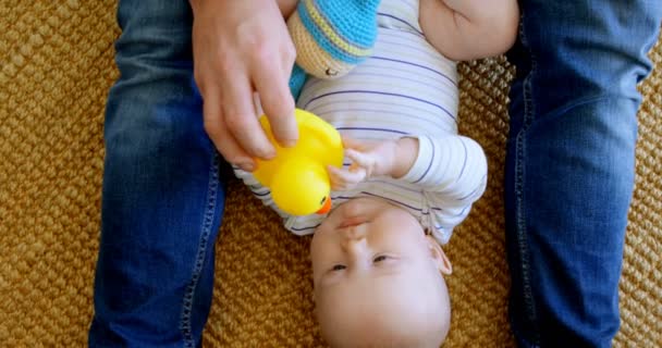 Ile Onun Bebek Çocuk Evde Oynarken Babası Yükü — Stok video