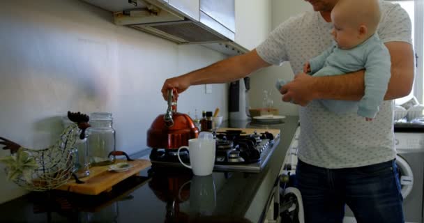 父と男の子のホーム でキッチンでコーヒーを準備します — ストック動画