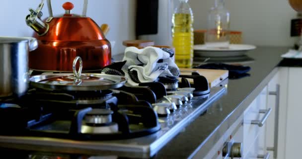 Padre Jugando Con Bebé Cocina Casa — Vídeo de stock