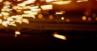 Atölye 4 k düşen kıvılcımlar wielding yakın çekim