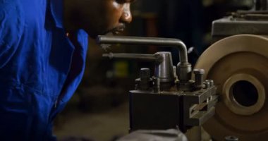 Metal Makine atölyesinde 4 k üzerinde orta bölümünde