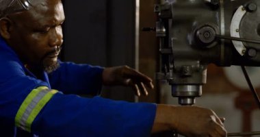 Özenli metal atölyesinde 4 k çalışma