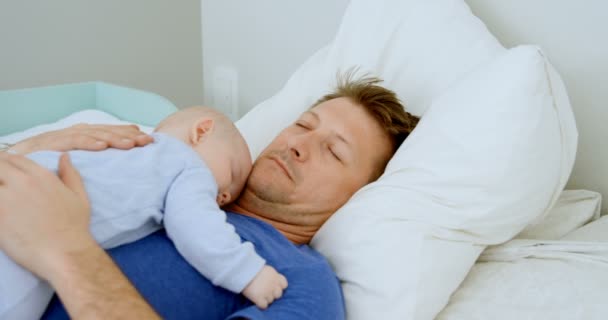 父亲和海湾男孩睡在卧室在家里4K — 图库视频影像