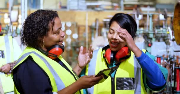 Εργαζόμενες Γυναίκες Χρησιμοποιώντας Ψηφιακό Tablet Σχοινί Λήψης Βιομηχανία — Αρχείο Βίντεο
