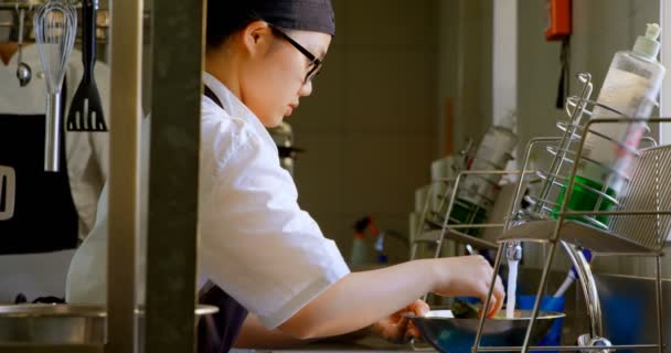 Вид Збоку Жіночий Шеф Кухар Миття Овочів Кухні — стокове відео