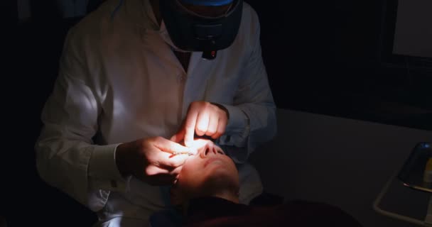 Close Optometrista Examinando Olhos Paciente Com Equipamento Teste Ocular Clínica — Vídeo de Stock