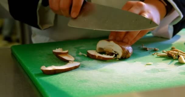 厨房的厨师切蘑菇特写 — 图库视频影像