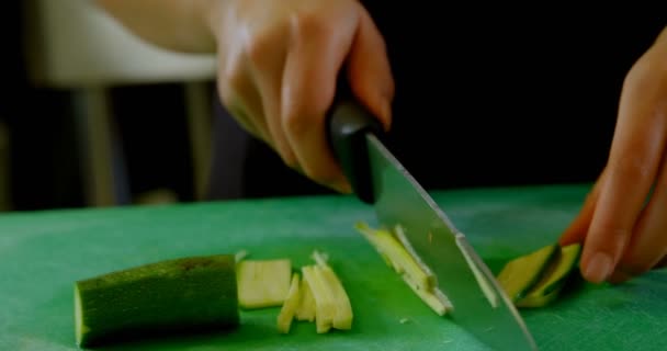 Γκρο Πλαν Σεφ Κοπής Λαχανικών Στην Κουζίνα — Αρχείο Βίντεο