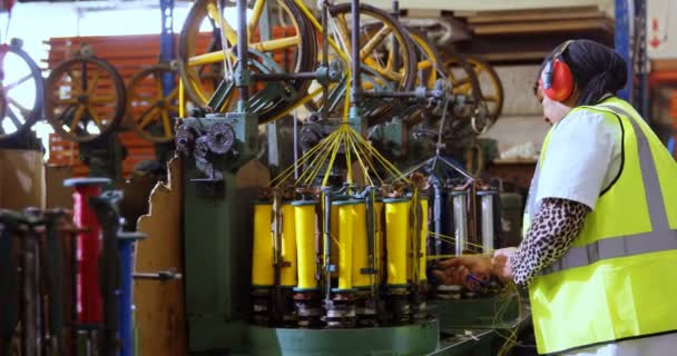 Trabajadora Atenta Que Trabaja Industria Fabricación Cuerdas — Vídeo de stock