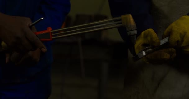 ワーク ショップ で溶接トーチの照明 Metalsmiths — ストック動画