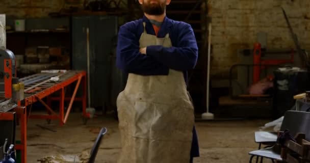 Retrato Herrero Pie Con Los Brazos Cruzados Taller — Vídeos de Stock