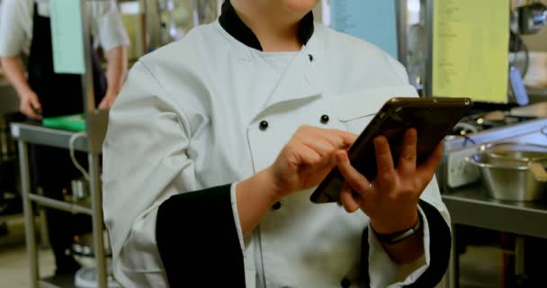 Kvinnlig Kock Använder Digitala Tablett Köket Restaurang — Stockvideo