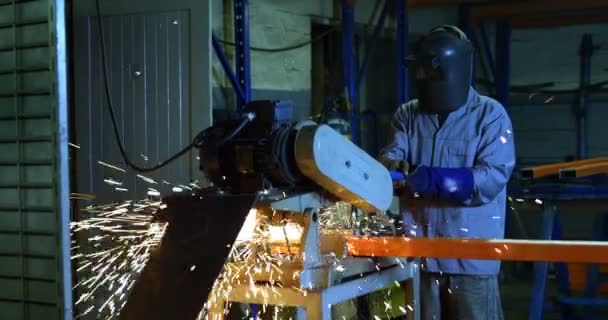 Προσεκτικό Metalsmith Χρησιμοποιώντας Μηχανή Κοπτών Στο Εργαστήριο — Αρχείο Βίντεο