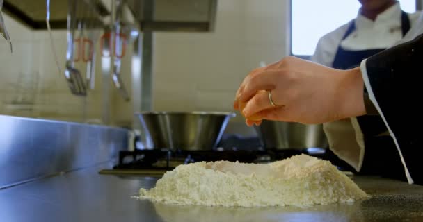 Detail Šéfkuchaře Praskání Vejce Mouku Kuchyni — Stock video