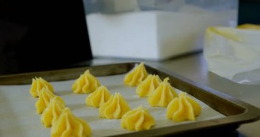 Krem tepsi üzerinde düzenleme krema, yakın çekim 