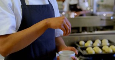 Şef tutam şeker mutfak kase üzerinde gülümseyen 