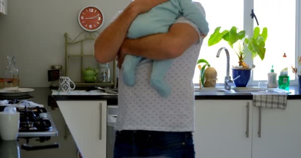 Vader Troostend Zijn Baby Boy Keuken Bij Huis — Stockvideo