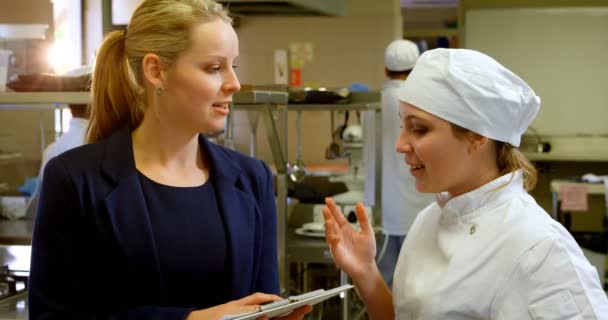 Femme Manager Femmes Chefs Parlent Dans Cuisine — Video