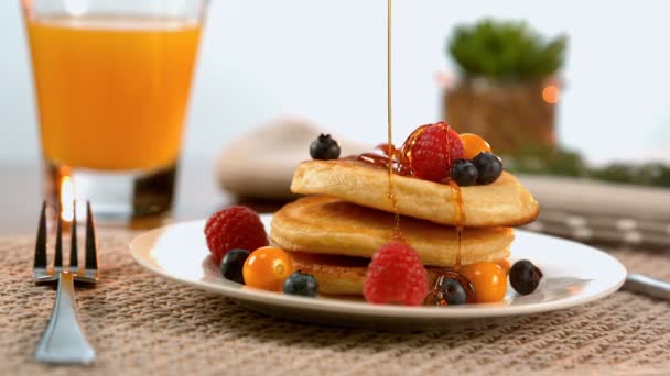 Närbild Honung Hälla Dessert Pannkakor Med Bär — Stockvideo