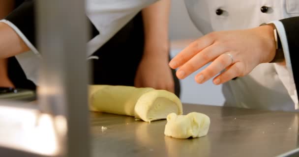 Section Milieu Pâte Découper Chef Dans Cuisine Restaurant — Video