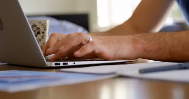 Närbild Man Använder Laptop Hem — Stockvideo