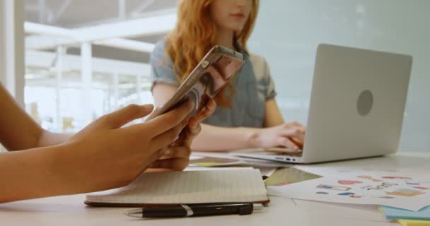 Połowie Sekcji Kierownictwo Przy Użyciu Telefonu Komórkowego Laptopa Biurze — Wideo stockowe