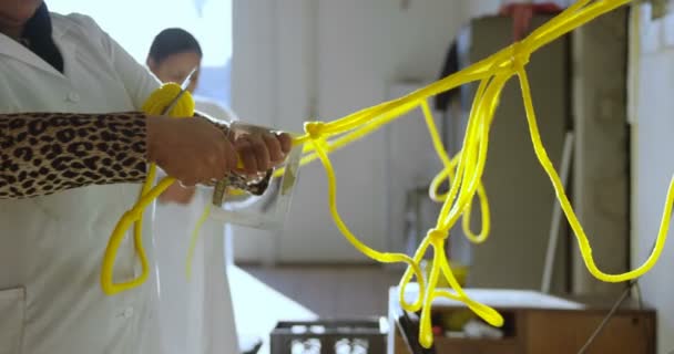 Vista Lateral Del Compañero Trabajo Que Trabaja Industria Fabricación Cuerdas — Vídeo de stock