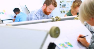 Design ofiste 4 k tabloda hazırlanması üzerinde çizim mimarileri