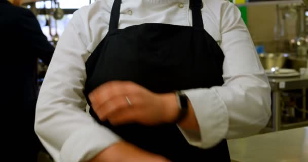 Portret Van Vrouwelijke Chef Kok Permanent Met Armen Gekruist Keuken — Stockvideo