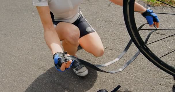 Senior Cyklist Reparerade Cykel Väg Landsbygden — Stockvideo