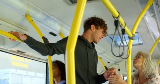 Commuter Interactie Met Elkaar Bus — Stockvideo