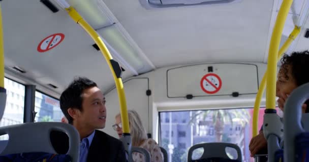 Jovens Viajantes Interagindo Uns Com Outros Enquanto Viajam Ônibus — Vídeo de Stock