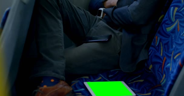 巴士座位上的数字平板电脑男通勤者乘坐巴士旅行 — 图库视频影像
