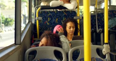 Anne kızı otobüste seyahat ederken pencereden seyir sırasında dijital tablet kullanma 