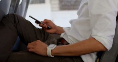 Erkek banliyö otobüste seyahat ederken cep telefonu üzerinde konuşurken yan görünüm 