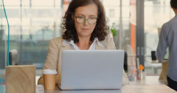 Mujer Negocios Utilizando Ordenador Portátil Escritorio Oficina — Vídeo de stock