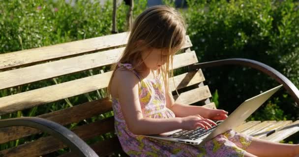 Menina Usando Laptop Jardim Dia Ensolarado — Vídeo de Stock