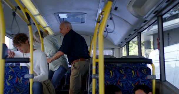 Ευτυχισμένο Ζευγάρι Που Αλληλεπιδρούν Μεταξύ Τους Ενώ Ταξιδεύουν Στο Λεωφορείο — Αρχείο Βίντεο