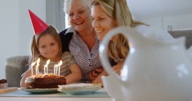 Çoklu nesil aile kutluyor Doğum günü Divan ev 4 k