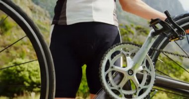 Etkin üst düzey bisikletçi bisiklet kırsal 4 k ile ayakta