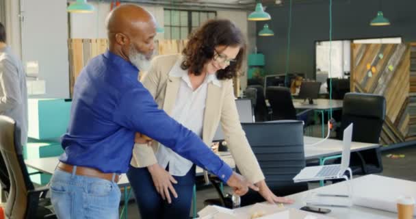 Führungskräfte Diskutieren Über Architekturmodell Auf Dem Tisch Büro — Stockvideo