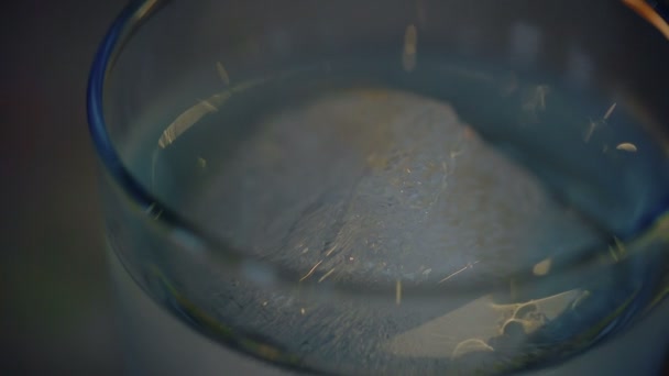 Primer Plano Del Vaso Con Hielo Agua — Vídeo de stock