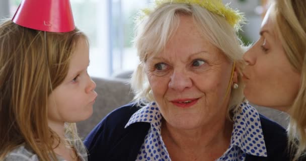 Primer Plano Madre Hija Besando Abuela Casa — Vídeos de Stock