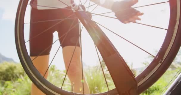 シニア選手の の田舎の道を自転車を修理 — ストック動画