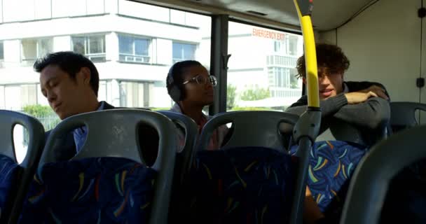 Młodych Osób Dojeżdżających Pracy Podróży Autobusie — Wideo stockowe