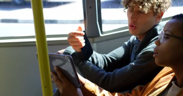 Seitenansicht Des Paares Mit Digitalem Tablet Während Der Busfahrt — Stockvideo