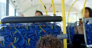 Mutlu çift otobüste seyahat ederken birbirleri ile etkileşim 