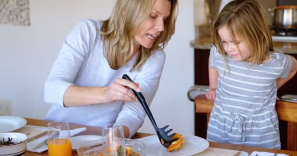 Mãe Feliz Servindo Comida Para Sua Filha Casa — Vídeo de Stock